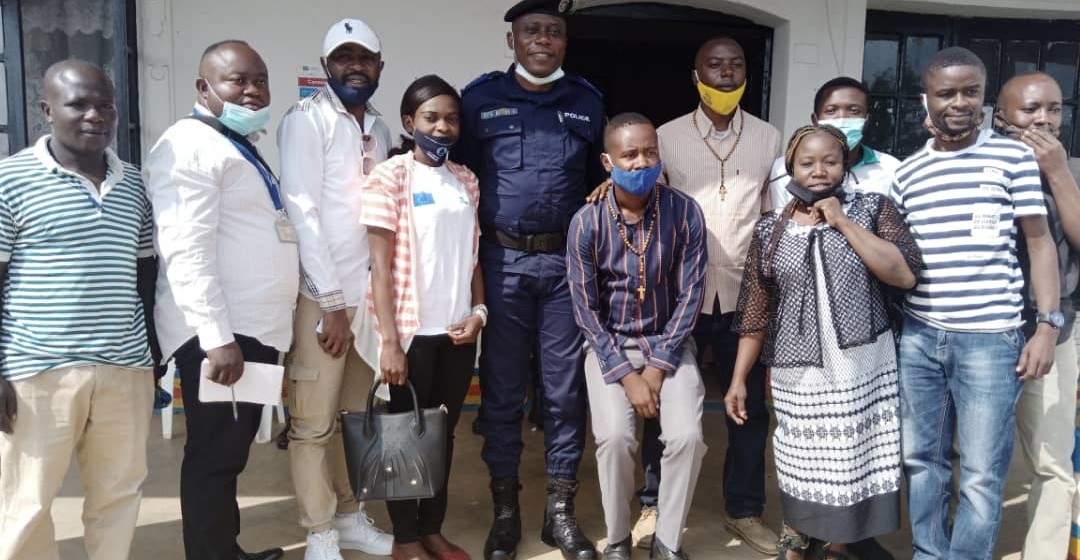 Jeunes de Beni avec leur maire policier