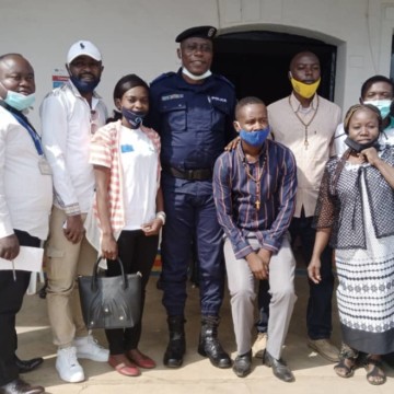 Jeunes de Beni avec leur maire policier