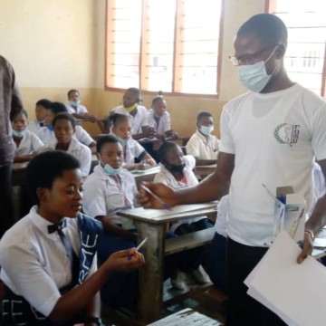 Distribution de stylos aux finalistes à Dibaya