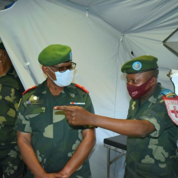 Lieutenant-général Ndima à l'hôpital mobile
