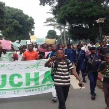 La LUCHA en pleine manifestation de rue