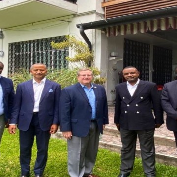 Moise Katumbi et ses collaborateurs en compagnie de l'ambassadeur Hammer