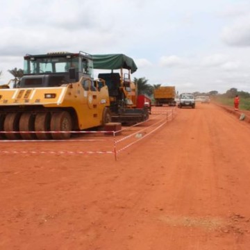 Route en réhabilitation à Kananga