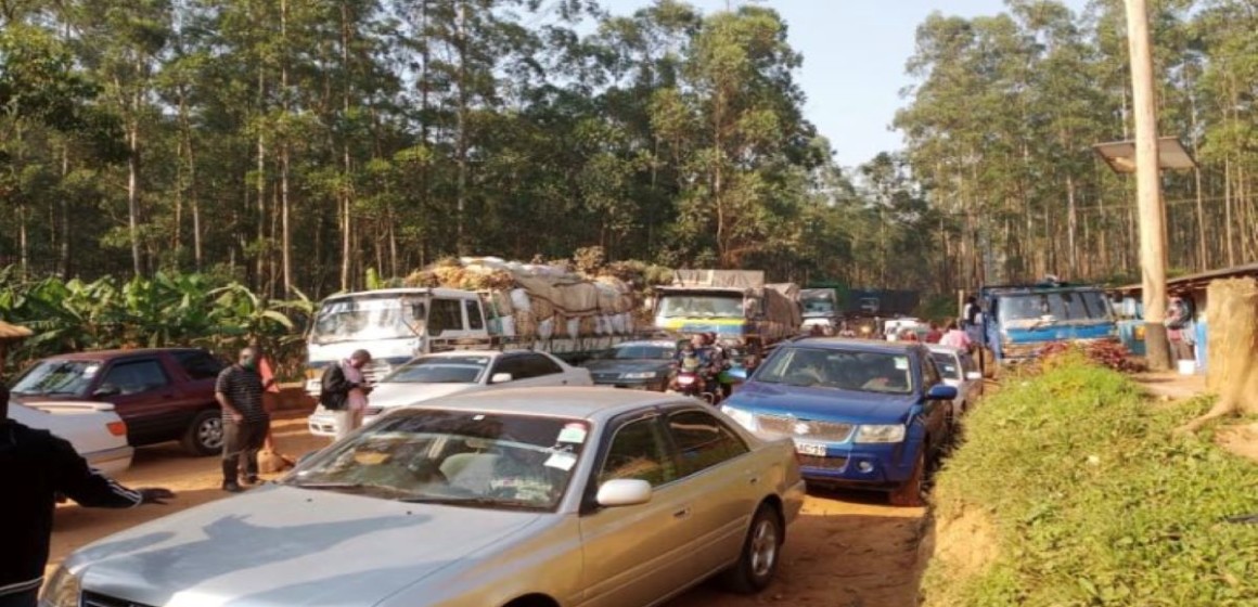 Véhicules bloqués à Komanda