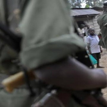 Militaires vus de dos