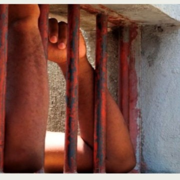 Prisonnier derrière les barreaux