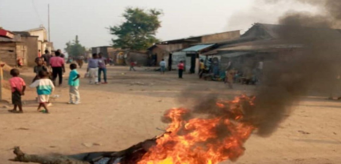 feu dans la rue à Beni