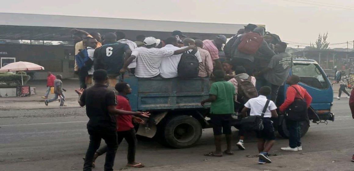 HAbitants de Goma empruntent un camion benne