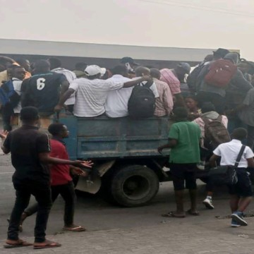 HAbitants de Goma empruntent un camion benne
