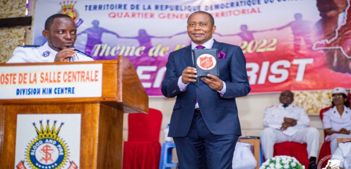 L’Armée du salut réaffirme son soutien à Denis Kadima, en lui remettant une bible, bréviaire pour la réussite de son mandat
