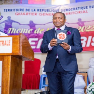 Ceni-armée-du-salut L’Armée du salut réaffirme son soutien à Denis Kadima, en lui remettant une bible, bréviaire pour la réussite de son mandat