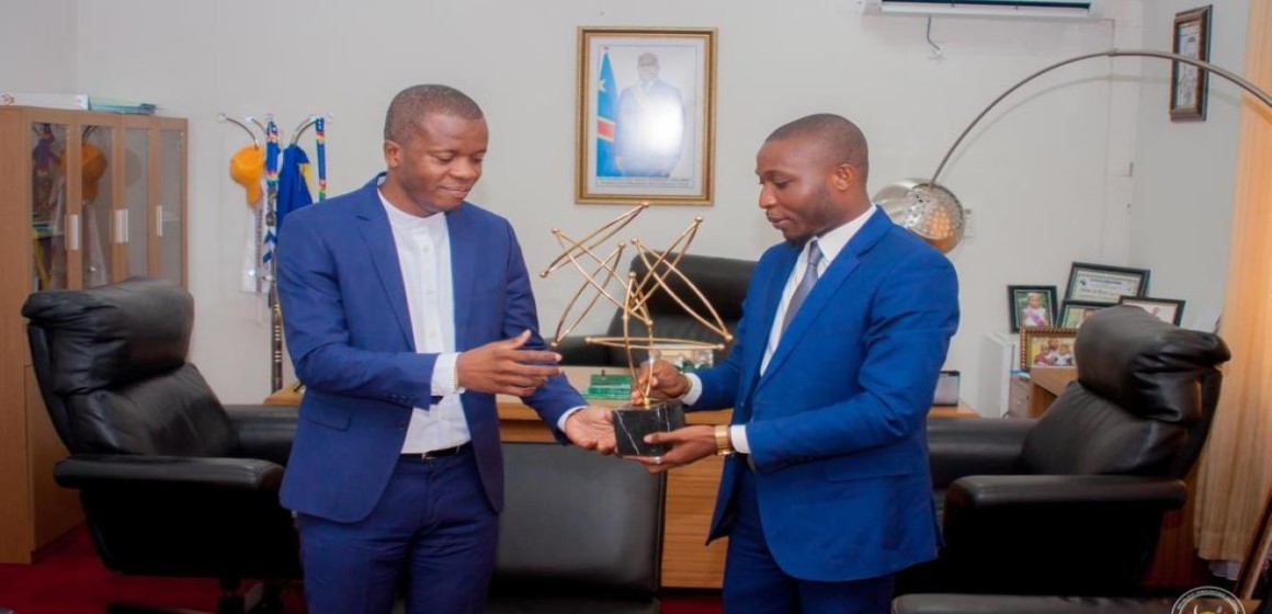 RDC : Junior Omombo a présenté son trophée de meilleur coach mentor en entrepreneuriat  au Ministre de la Jeunesse
