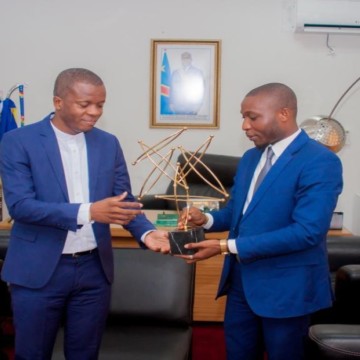 junior-omombo RDC : Junior Omombo a présenté son trophée de meilleur coach mentor en entrepreneuriat au Ministre de la Jeunesse