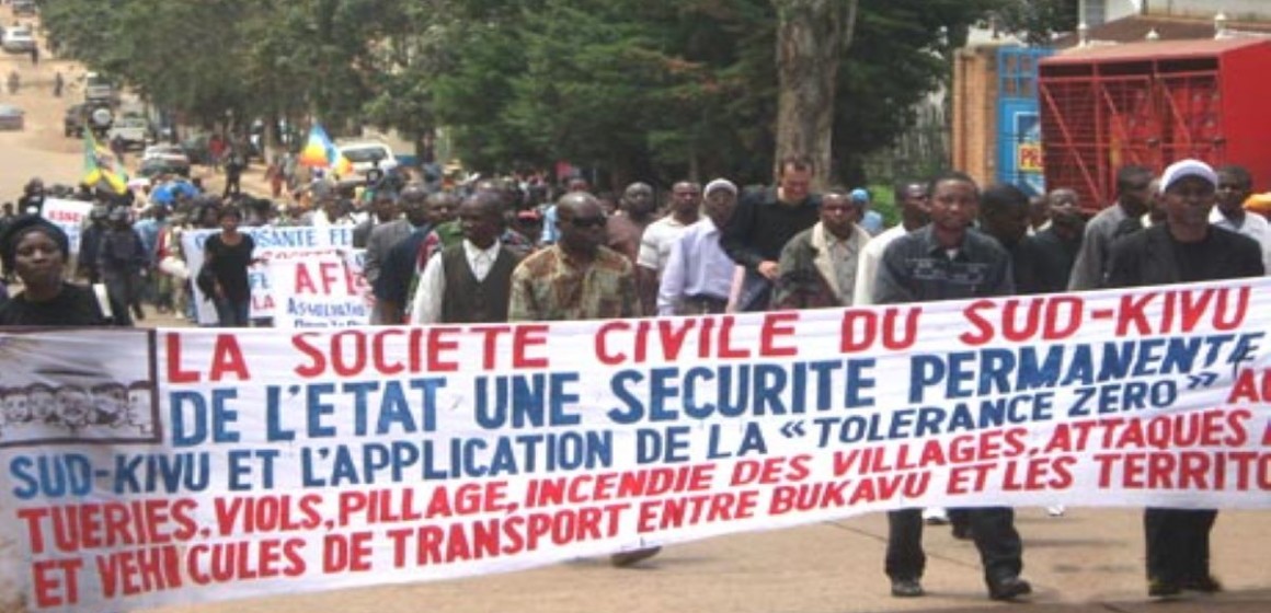 Marche-société-civile-sud-kivu Sud-Kivu : la société civile lance la campagne « Une bouteille d’eau ou 1$ pour nos FARDC »