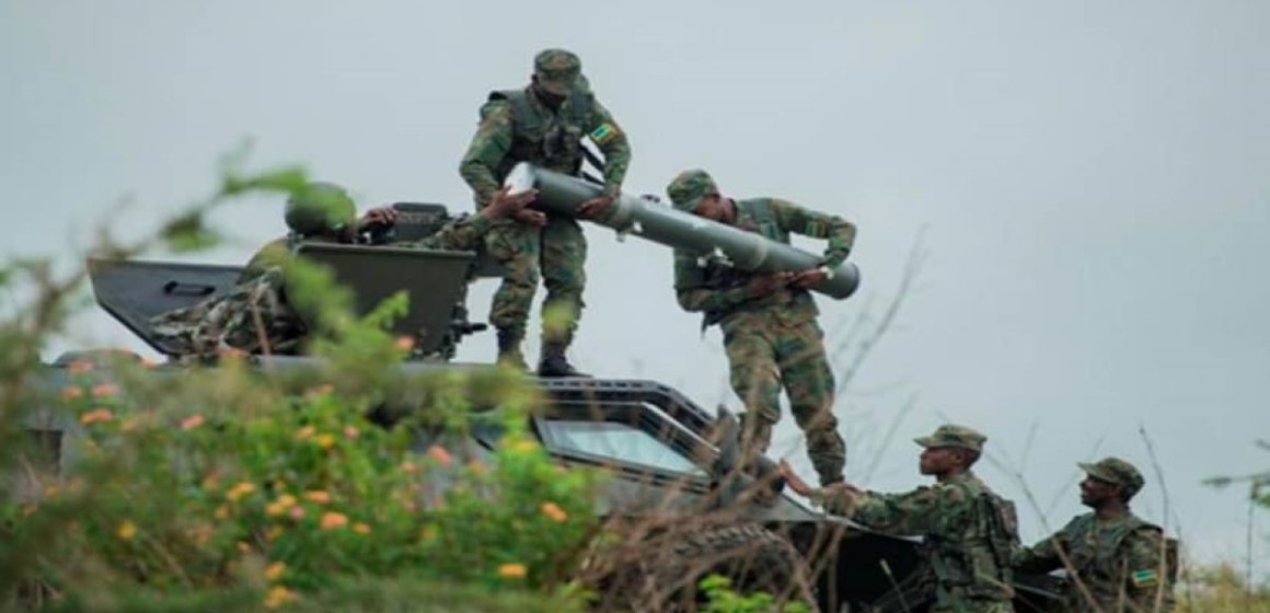 Soldats Rwandais manipulant un engin explosif