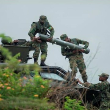 Soldats Rwandais manipulant un engin explosif