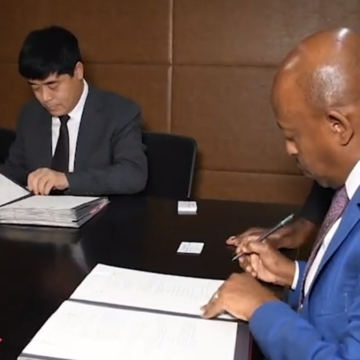 signature-contrat-itp-ccc RDC : le Ministère des ITPR et la société CCC signent un contrat de réhabilitation de la route Kisangani-Beni-port de Mombasa