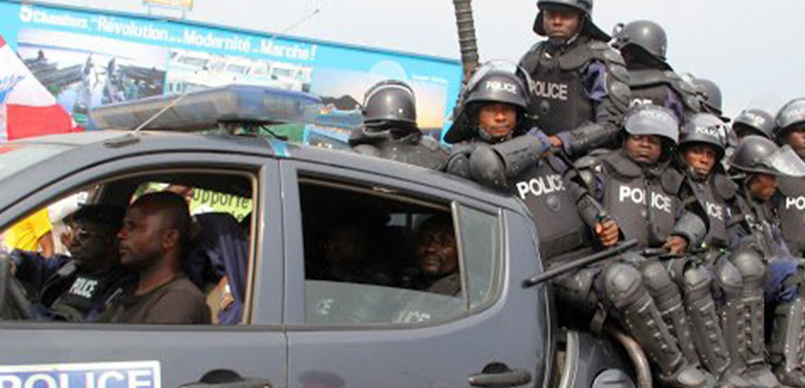 Policiers en patrouille mobile