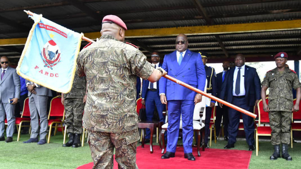 Le général Tshiwewe remet l'étendard de la GR au président Tshisekedi