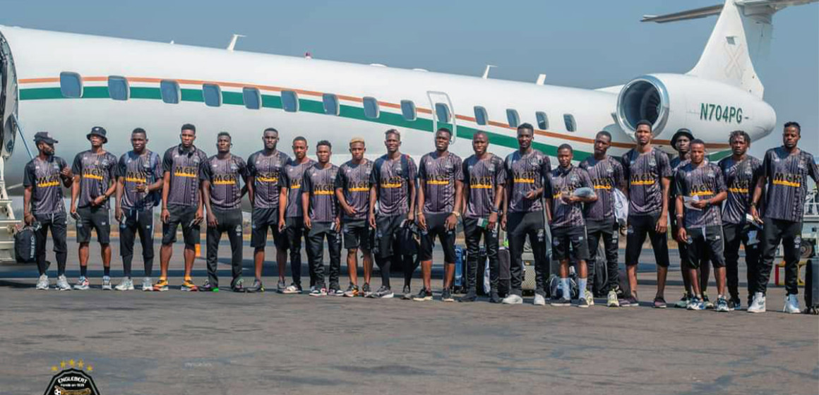 TP Mazembe devant leur avion à Kampala