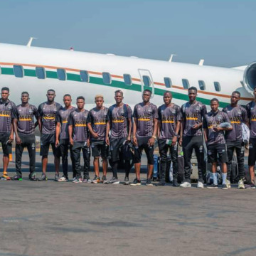 tp-mazembe-a-kampala.jfif TP Mazembe devant leur avion à Kampala