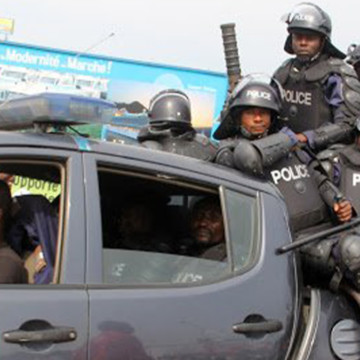 Policiers en patrouille mobile