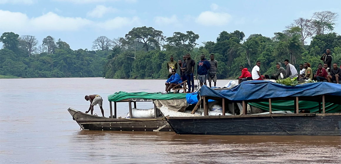Une baleinière sur le fleuve Congo