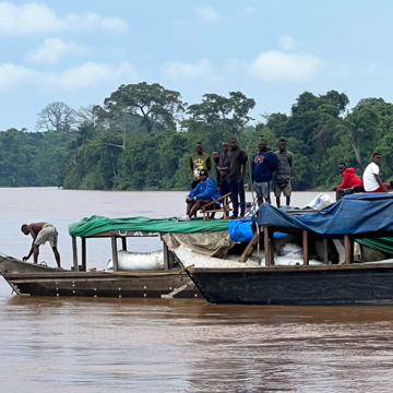 Une baleinière sur le fleuve Congo