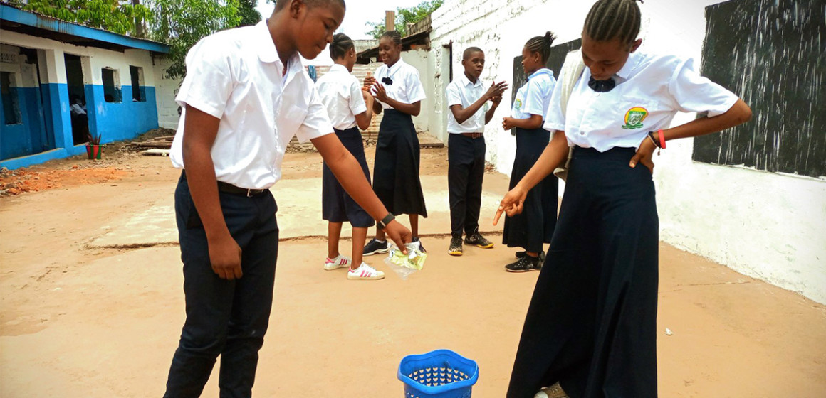 cour-d'ecole Elèves dans une cour d'école