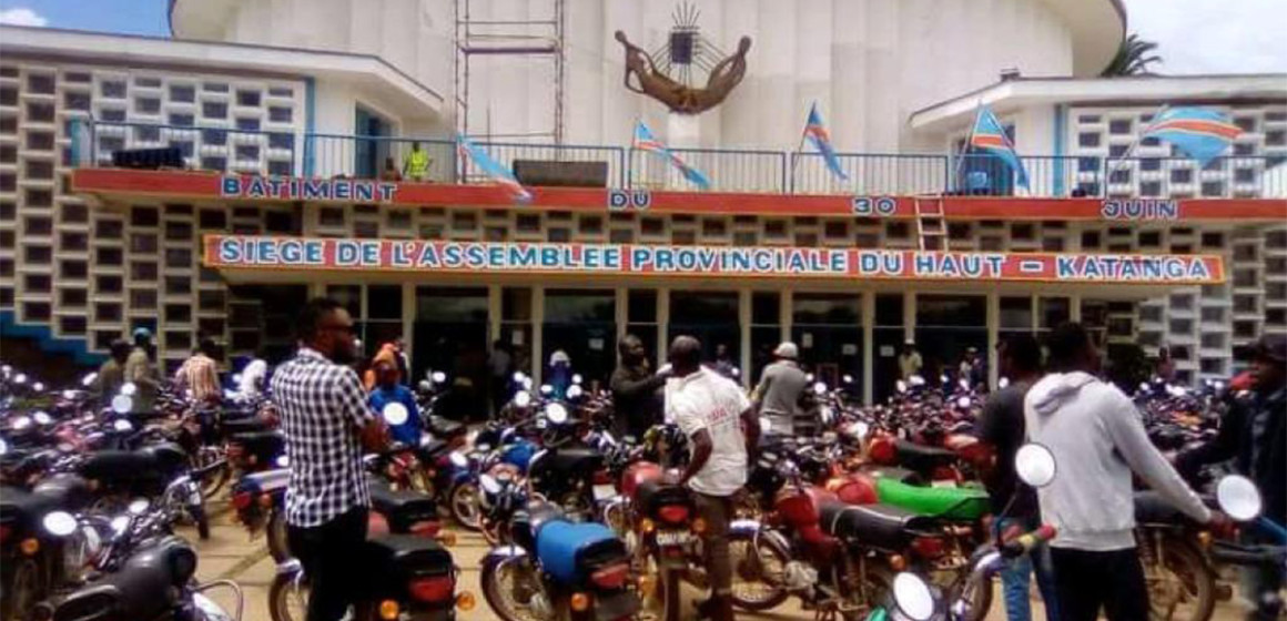 Motards devant l'assemblée provinciale du Haut-Katanga