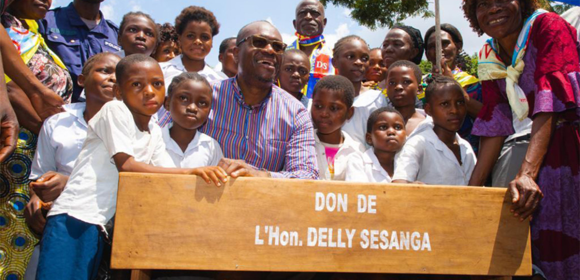 Delly Sesanga offre des bancs aux écoles du Kasai central