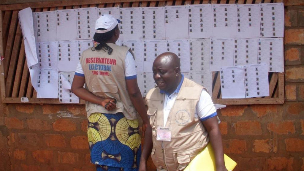 Deux observateurs électoraux
