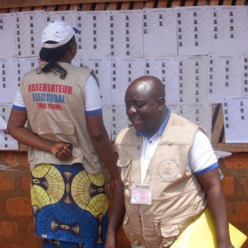 Deux observateurs électoraux