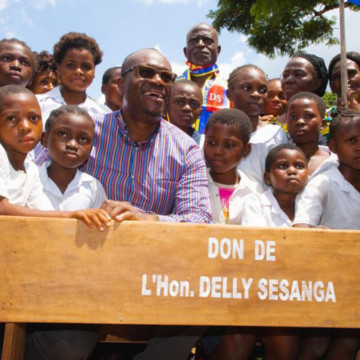 Delly Sesanga offre des bancs aux écoles du Kasai central
