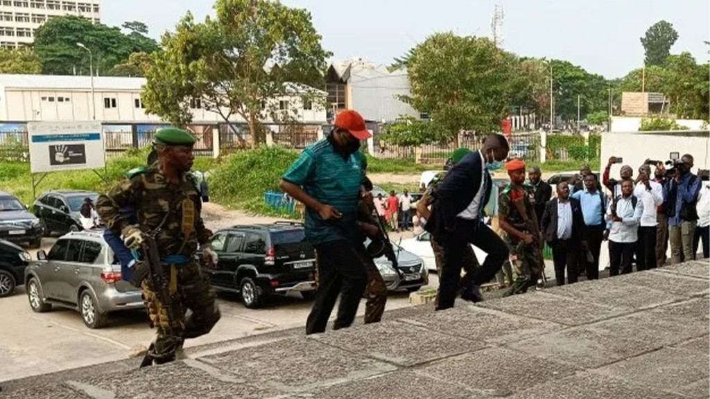 Fortunat Biselele conduit au Palais de justice