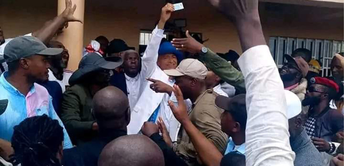 Moise Katumbi, carte d'électeur en main