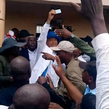 Moise Katumbi, carte d'électeur en main