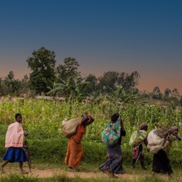 Des cultivateurs revenant des champs