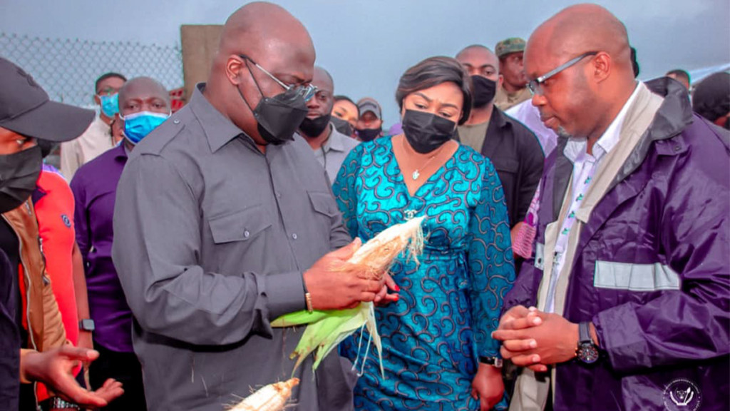 Félix Tshisekedi épis de maïs en mains