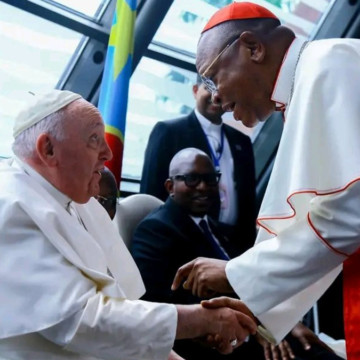 Le Cardinal Ambongo saluant le pape François