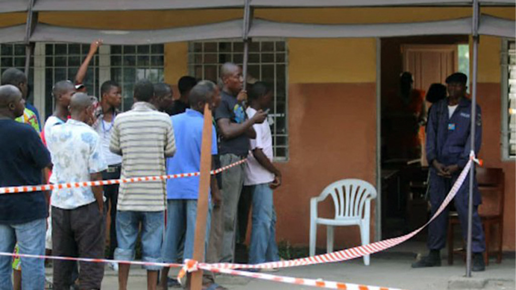 Electeurs devant bureau de vote