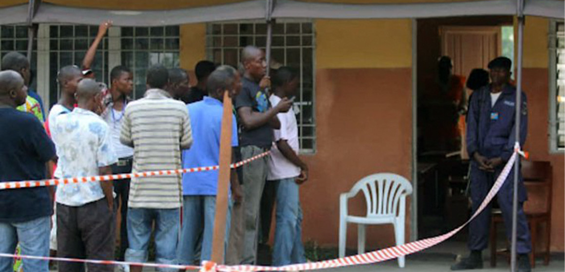 Electeurs devant bureau de vote
