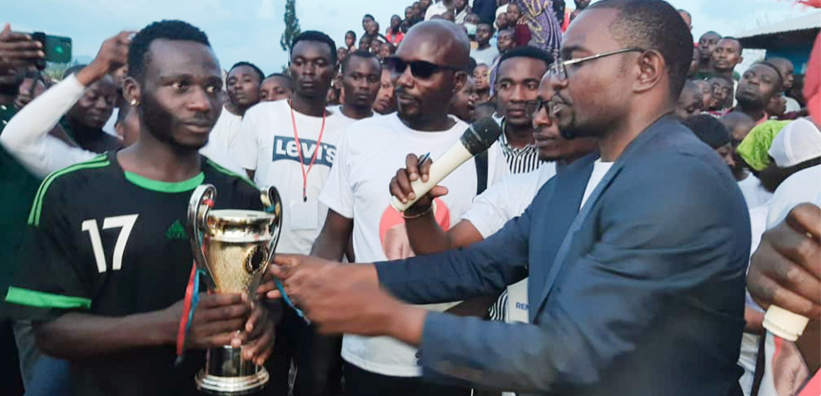 tournoi-eric-birindwa2.jfif Eric Birindwa remet la coupe de la victoire