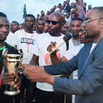 Eric Birindwa remet la coupe de la victoire