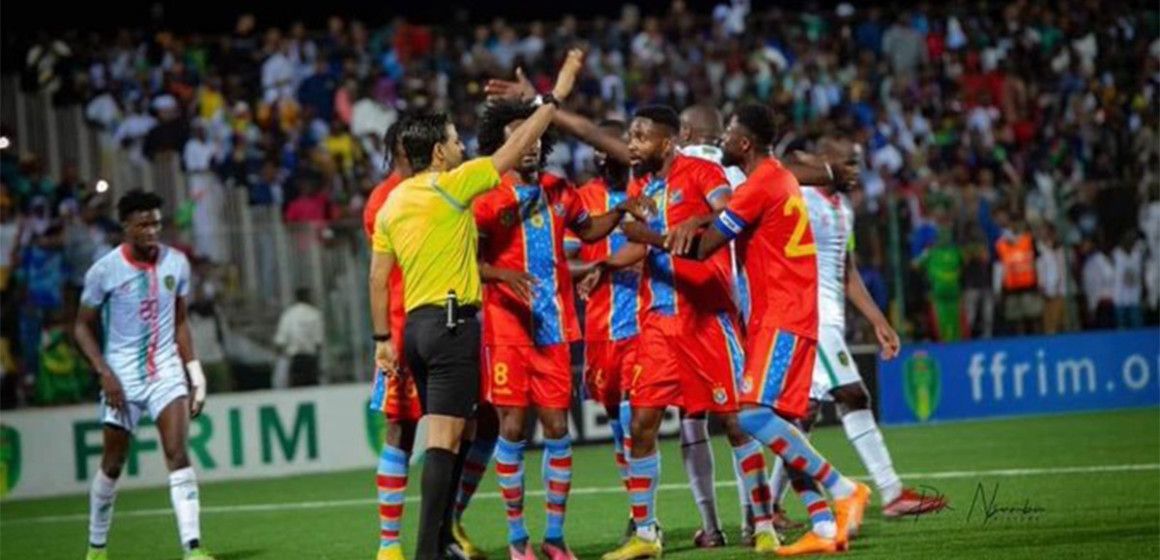 Carton rouge contre Bakambu