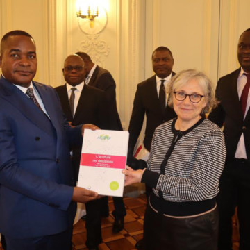 Dieudonné Kamuleta et Caroline Pétillon