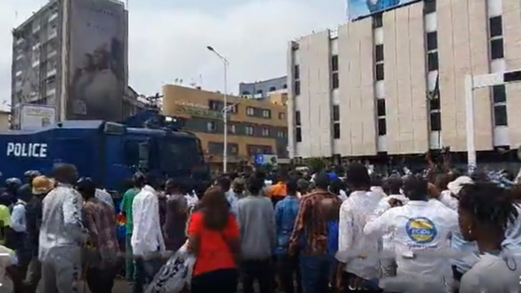Un camion-bélier de la police face aux manifestants