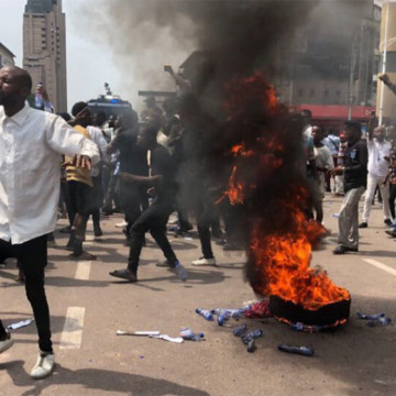Pneu brûlé sur le boulevard du 30 juin