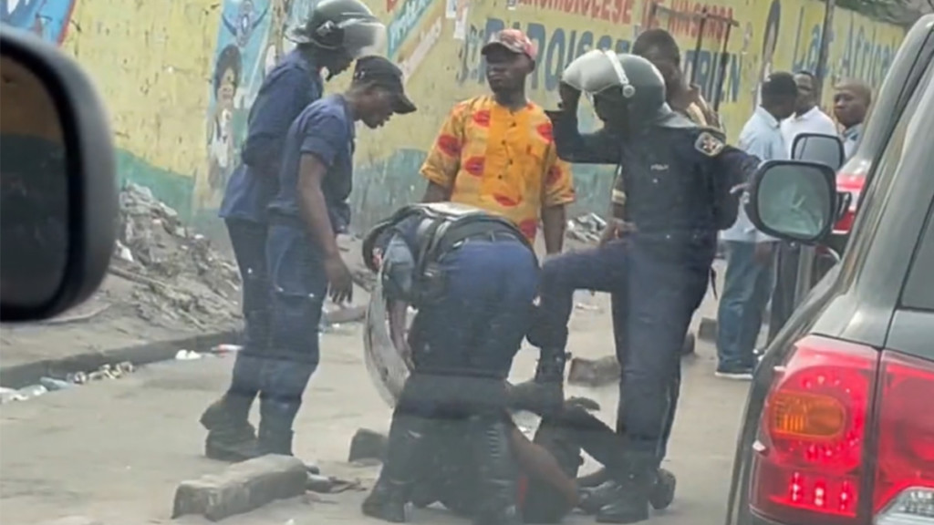 La police brutalise un manifestant