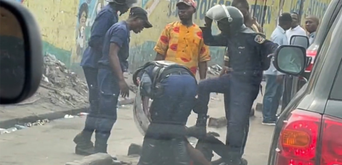 La police brutalise un manifestant